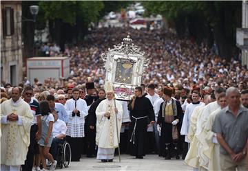 Blagdan Velike Gospe: U svečanoj procesiji u Sinju više desetaka tisuća vjernika