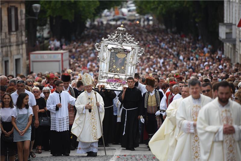 Blagdan Velike Gospe: U svečanoj procesiji u Sinju više desetaka tisuća vjernika