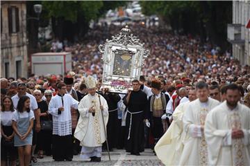 Blagdan Velike Gospe: U svečanoj procesiji u Sinju više desetaka tisuća vjernika