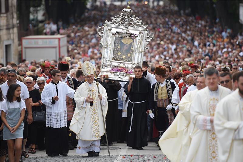 Blagdan Velike Gospe: U svečanoj procesiji u Sinju više desetaka tisuća vjernika