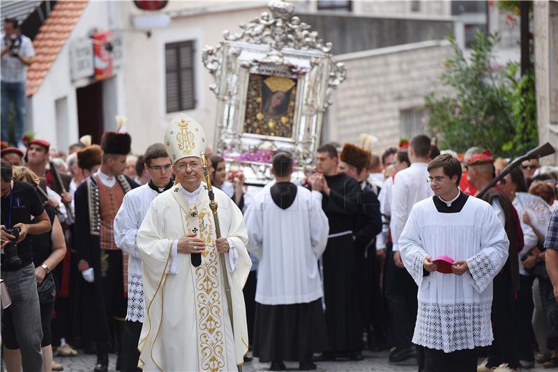 Blagdan Velike Gospe: U svečanoj procesiji u Sinju više desetaka tisuća vjernika