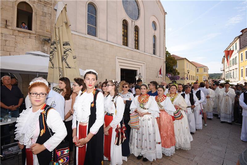 Blagdan Velike Gospe: U svečanoj procesiji u Sinju više desetaka tisuća vjernika