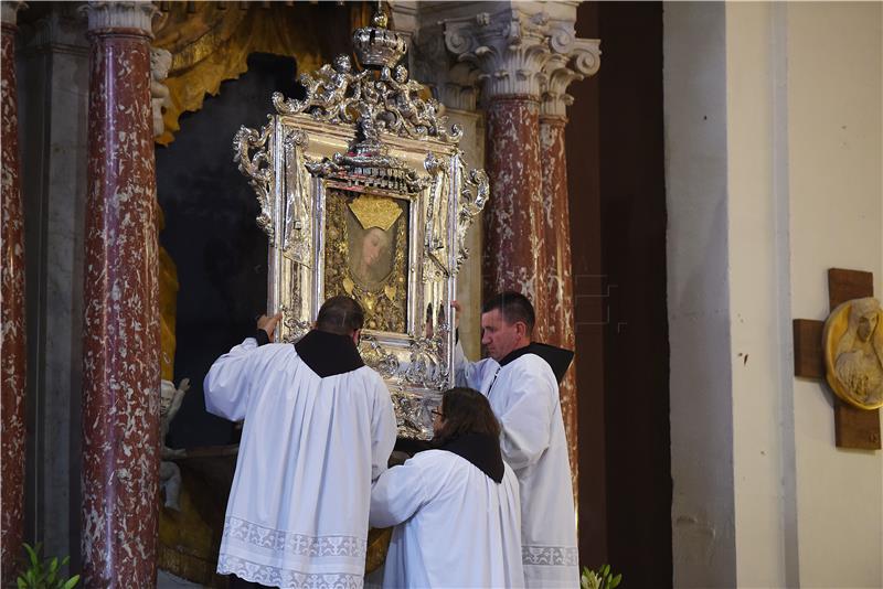 Blagdan Velike Gospe: U svečanoj procesiji u Sinju više desetaka tisuća vjernika