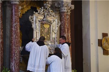 Blagdan Velike Gospe: U svečanoj procesiji u Sinju više desetaka tisuća vjernika