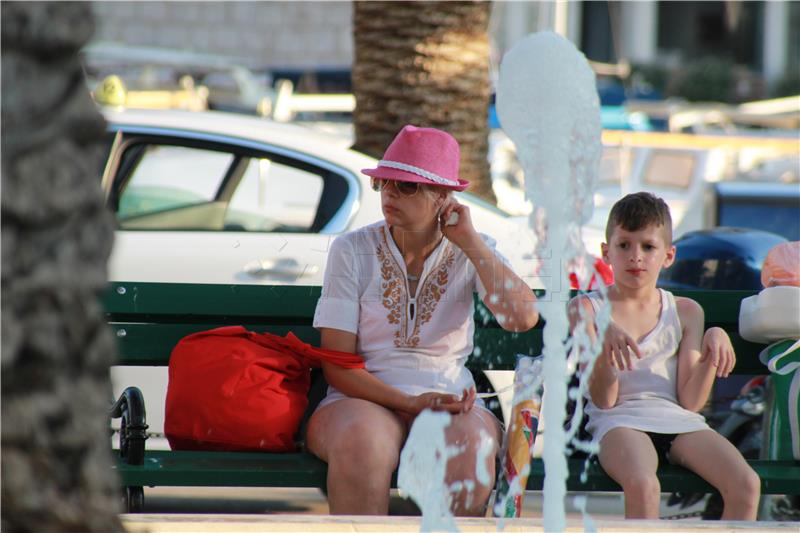 Turisti na makarskim plažama