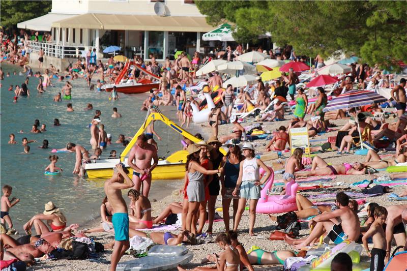 Turisti na makarskim plažama