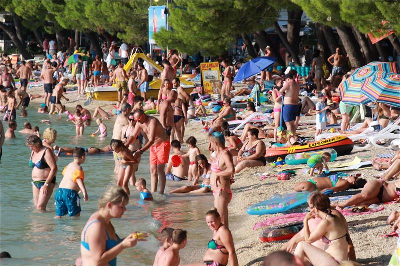 Turisti na makarskim plažama