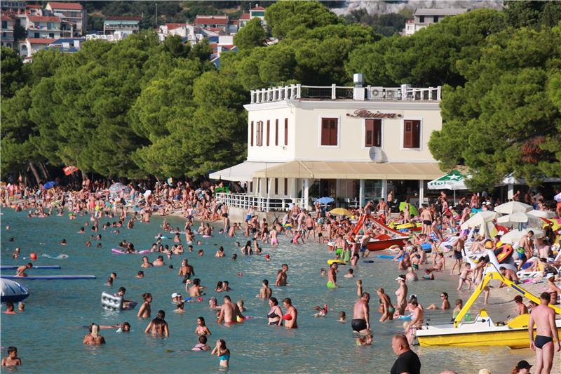 Turisti na makarskim plažama