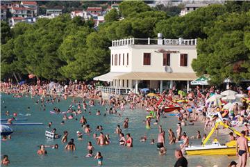 Turisti na makarskim plažama