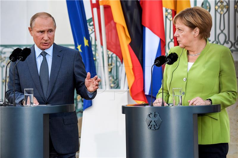 Merkel i Putin razgovaraju o teškim temama na sastanku kod Berlina