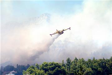 Požar iznad mjesta Grebaštica gase i zračne snage