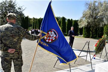 Dan vukovarskih branitelja - položeni vijenci na Memorijalnom groblju