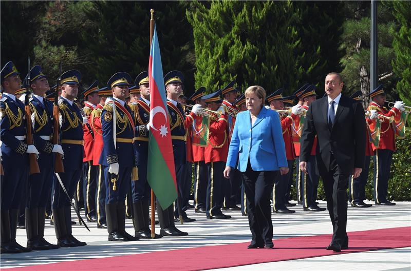 Merkel poziva na snažnije veze s Azerbajdžanom, posebno na području energetike