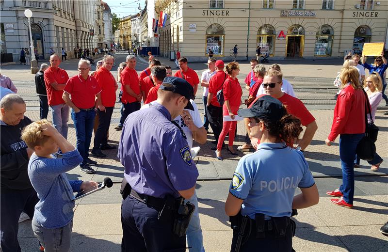 Okupljanje prosvjednika na Trgu bana Jelačića