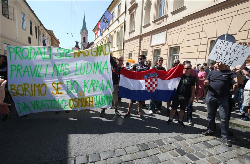 Oko tisuću nezadovoljnih radnika Uljanika i 3. maja stiglo na Markov trg