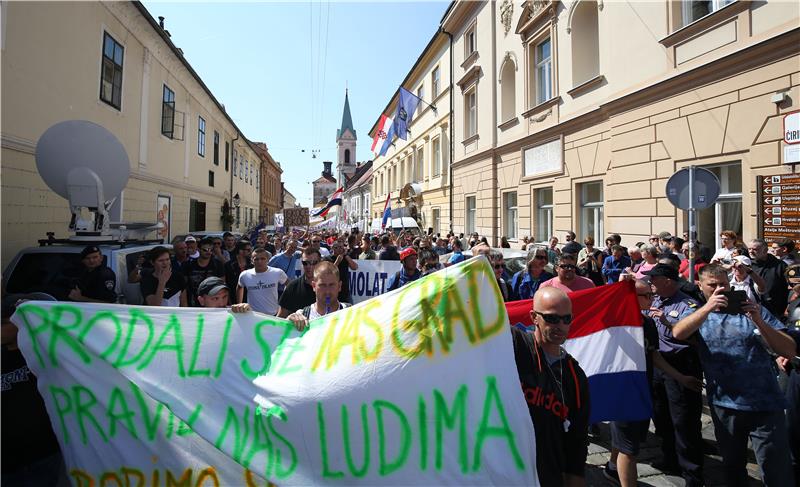 Oko tisuću nezadovoljnih radnika Uljanika i 3. maja stiglo na Markov trg