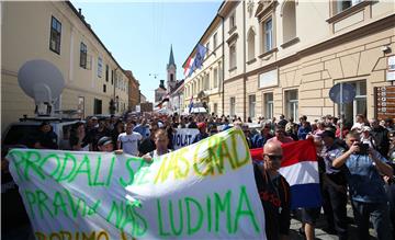 Oko tisuću nezadovoljnih radnika Uljanika i 3. maja stiglo na Markov trg