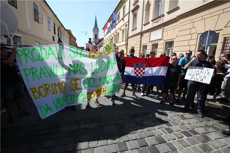 Oko tisuću nezadovoljnih radnika Uljanika i 3. maja stiglo na Markov trg