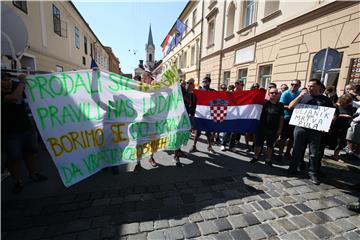 Oko tisuću nezadovoljnih radnika Uljanika i 3. maja stiglo na Markov trg