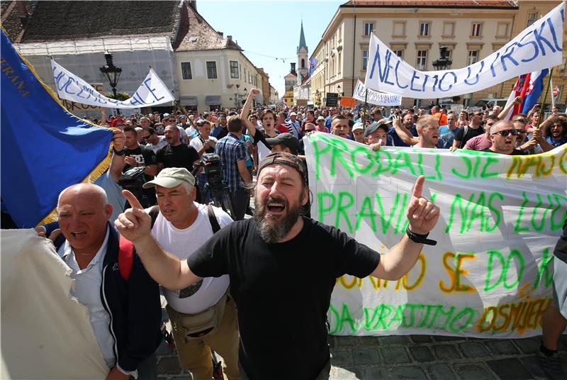 Oko tisuću nezadovoljnih radnika Uljanika i 3. maja stiglo na Markov trg