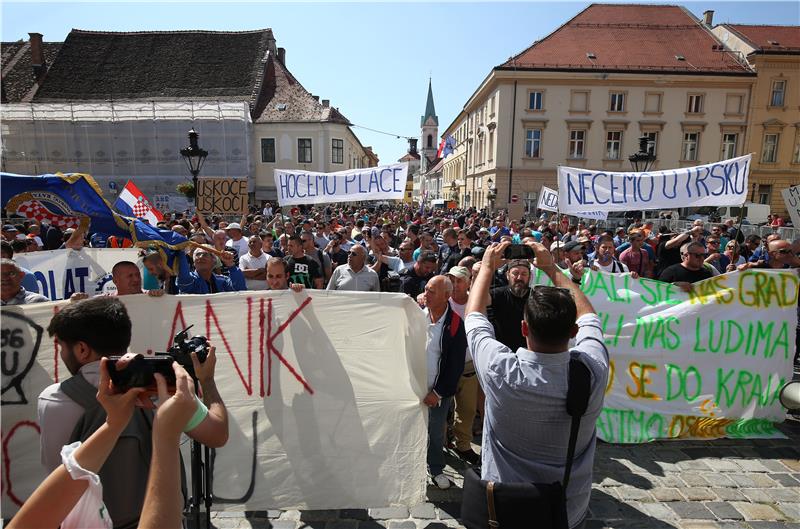 Oko tisuću nezadovoljnih radnika Uljanika i 3. maja stiglo na Markov trg