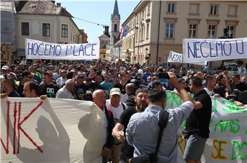 Oko tisuću nezadovoljnih radnika Uljanika i 3. maja stiglo na Markov trg