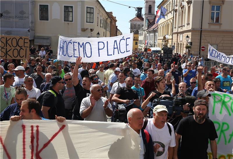 Oko tisuću nezadovoljnih radnika Uljanika i 3. maja stiglo na Markov trg