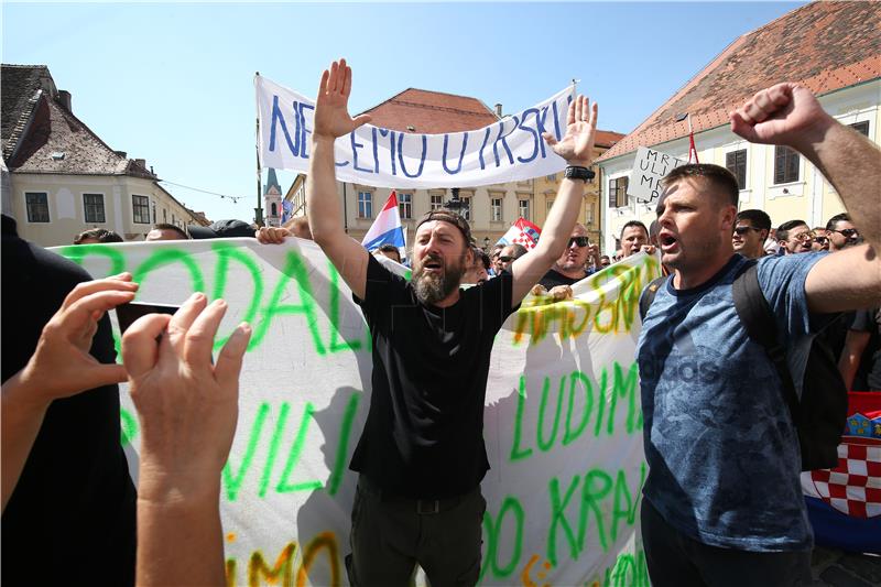 Oko tisuću nezadovoljnih radnika Uljanika i 3. maja stiglo na Markov trg