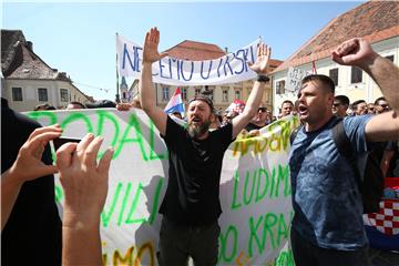 Oko tisuću nezadovoljnih radnika Uljanika i 3. maja stiglo na Markov trg