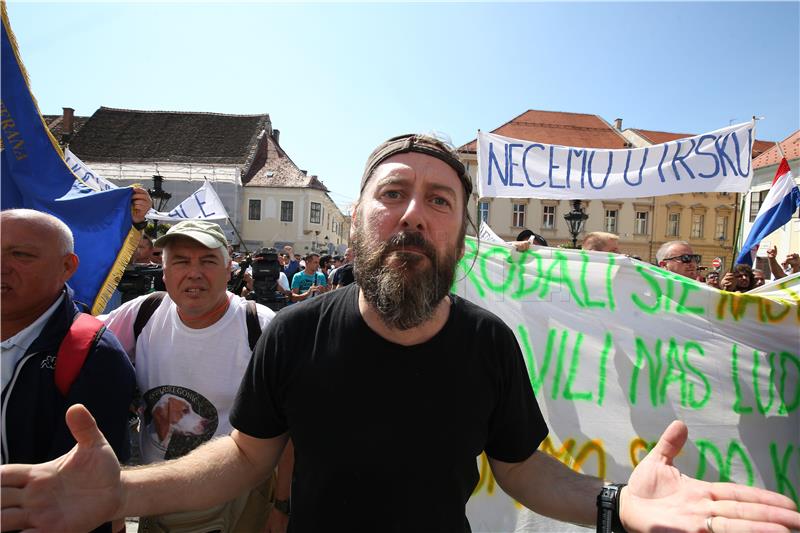 Oko tisuću nezadovoljnih radnika Uljanika i 3. maja stiglo na Markov trg