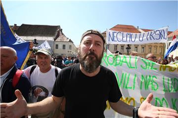 Oko tisuću nezadovoljnih radnika Uljanika i 3. maja stiglo na Markov trg