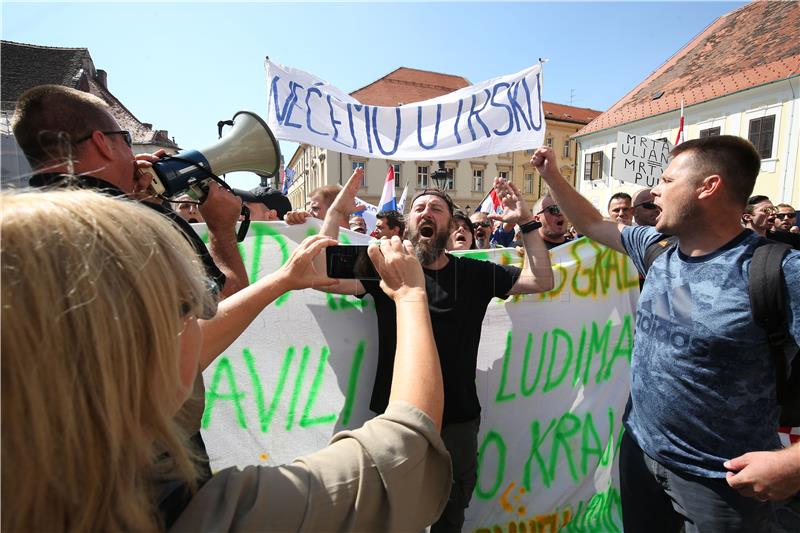 Oko tisuću nezadovoljnih radnika Uljanika i 3. maja stiglo na Markov trg