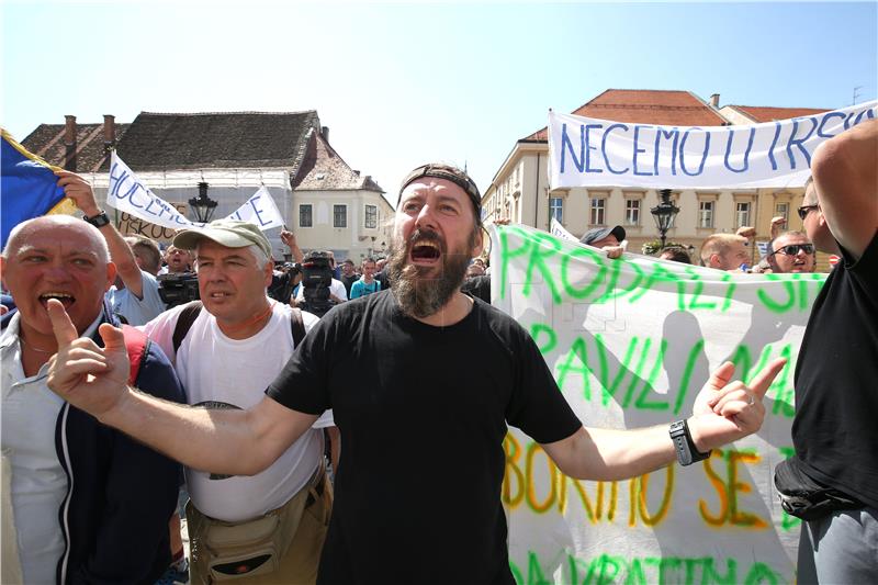 Oko tisuću nezadovoljnih radnika Uljanika i 3. maja stiglo na Markov trg