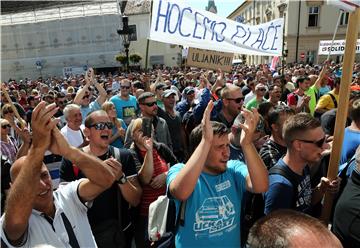 Oko tisuću nezadovoljnih radnika Uljanika i 3. maja stiglo na Markov trg