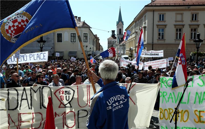 Oko tisuću nezadovoljnih radnika Uljanika i 3. maja stiglo na Markov trg