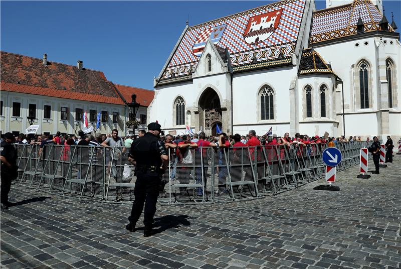 Oko tisuću nezadovoljnih radnika Uljanika i 3. maja stiglo na Markov trg