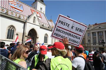 Oko tisuću nezadovoljnih radnika Uljanika i 3. maja stiglo na Markov trg