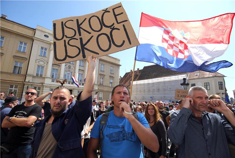 Oko tisuću nezadovoljnih radnika Uljanika i 3. maja stiglo na Markov trg