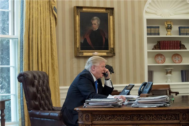 Trump i Merkel u telefonskom razgovoru podržali pregovore SAD i EU o trgovini - Bijela kuća