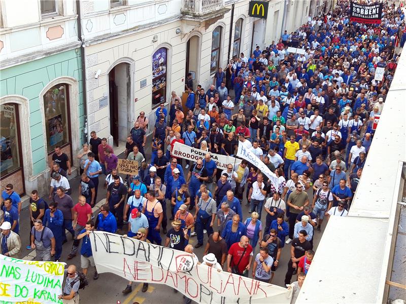 Striking Uljanik workers march down Pula streets again