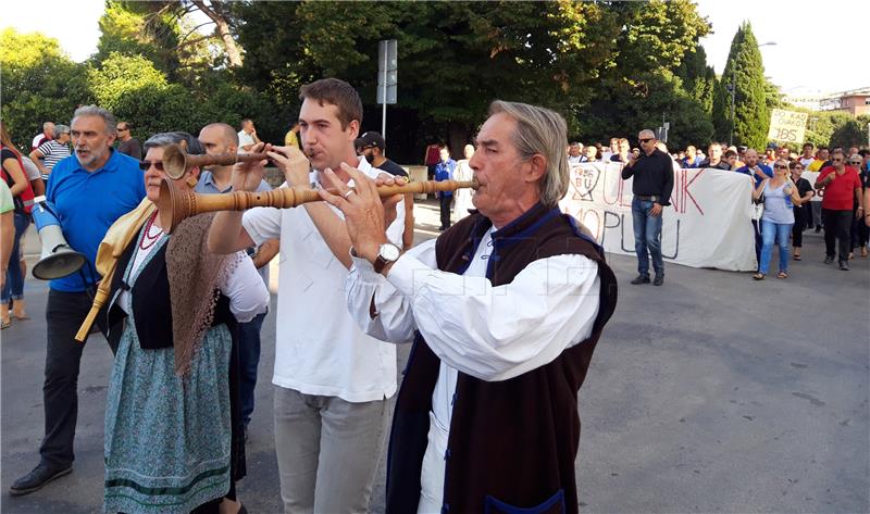 Radnici Uljanika i dalje štrajkaju