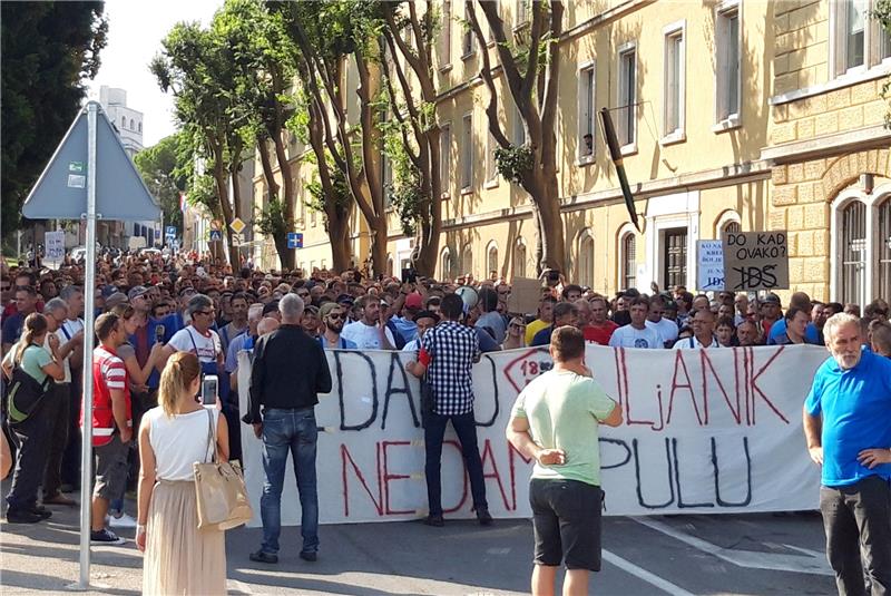 Radnici Uljanika i dalje štrajkaju