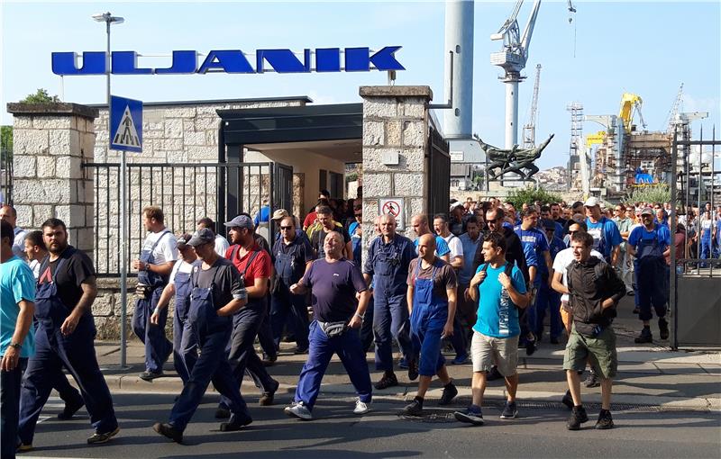 Hundreds of Uljanik workers set out for protest walk, transfer of funds for wages underway