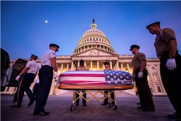 Washington odaje počast McCainu, s jednom iznimkom