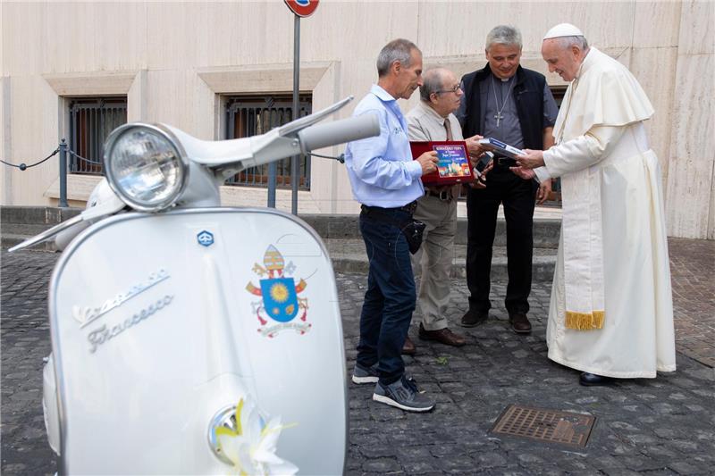 Papa dobio na poklon Vespu