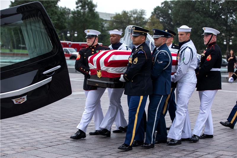 Na privatnoj ceremoniji pokopan John McCain