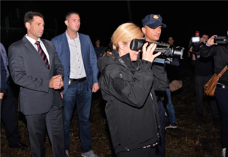 President pays midnight visit to Croatia's border with Bosnia