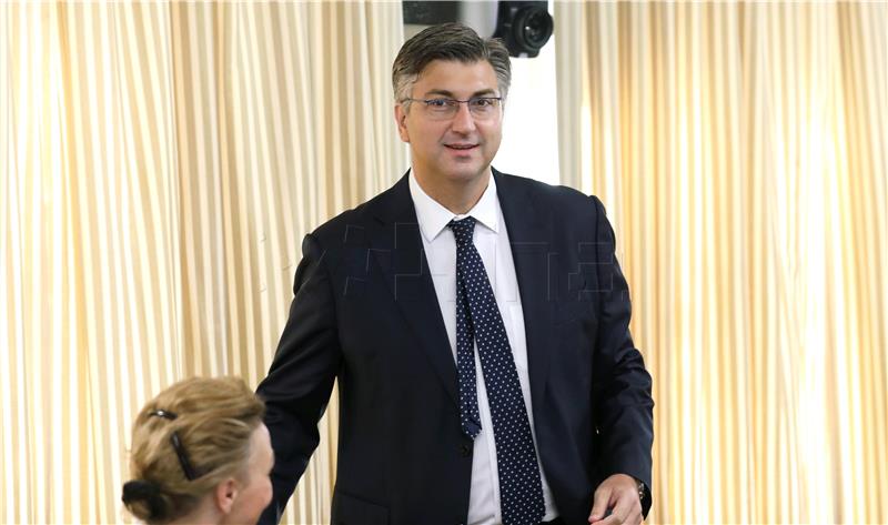 VLADA Plenković: Svi podržavamo sve napore koji će unaprijediti obrazovni sustav