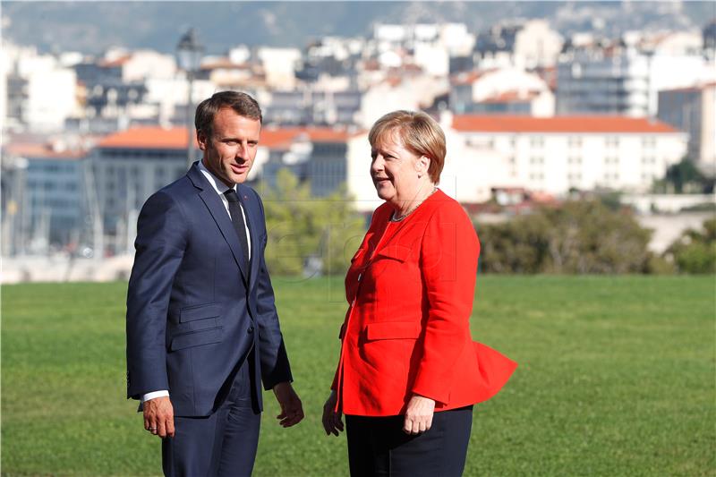 U predkampanji za europske izbore Macron u Marseillu primio Merkel