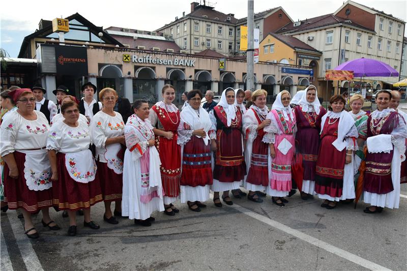 Folklornim večerima večeras su počele 53. vinkovačke jeseni